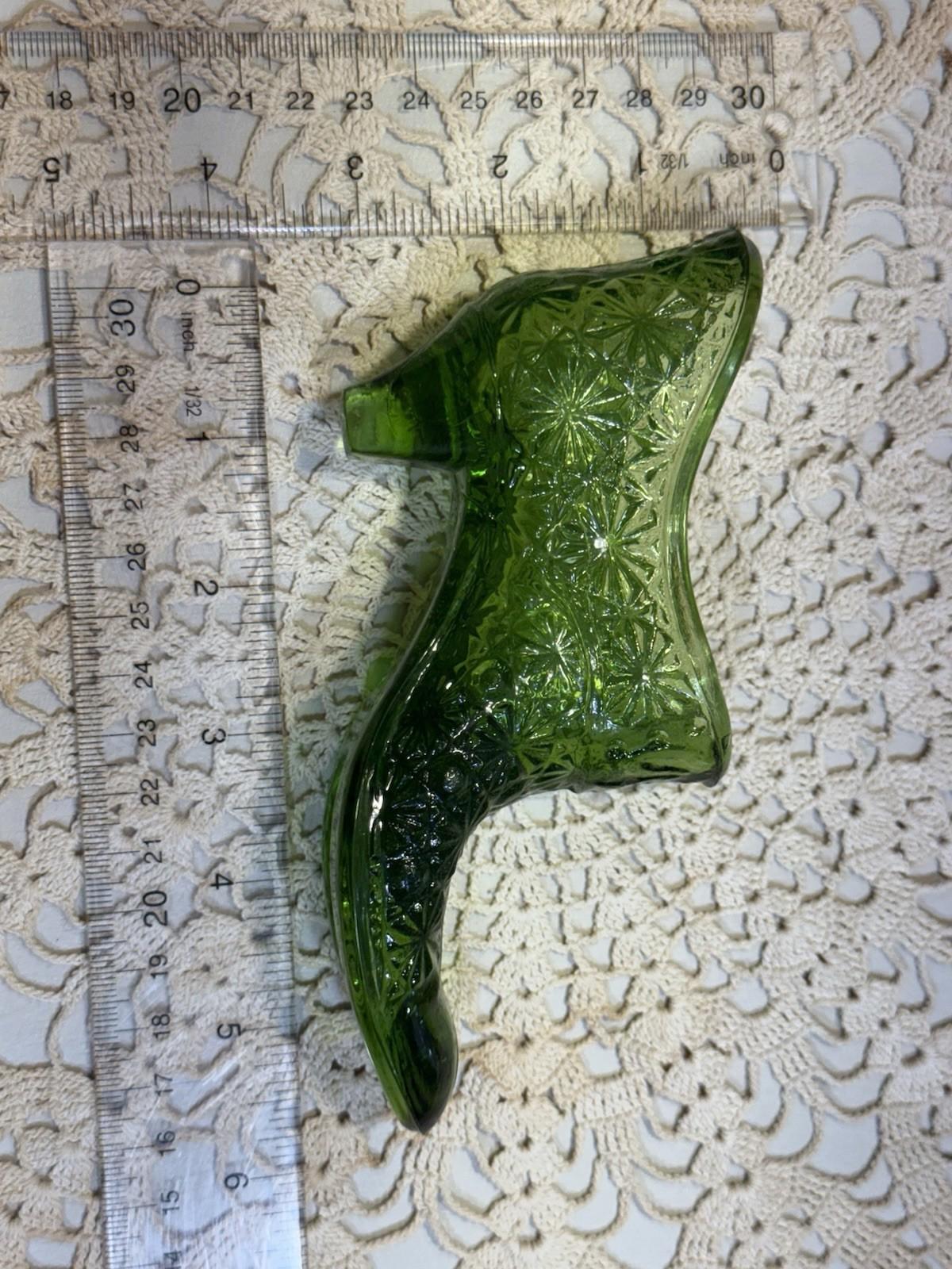 Vintage Fenton Emerald Green Daisy & Button Glass Slipper Shoe Figurine 6” Long.