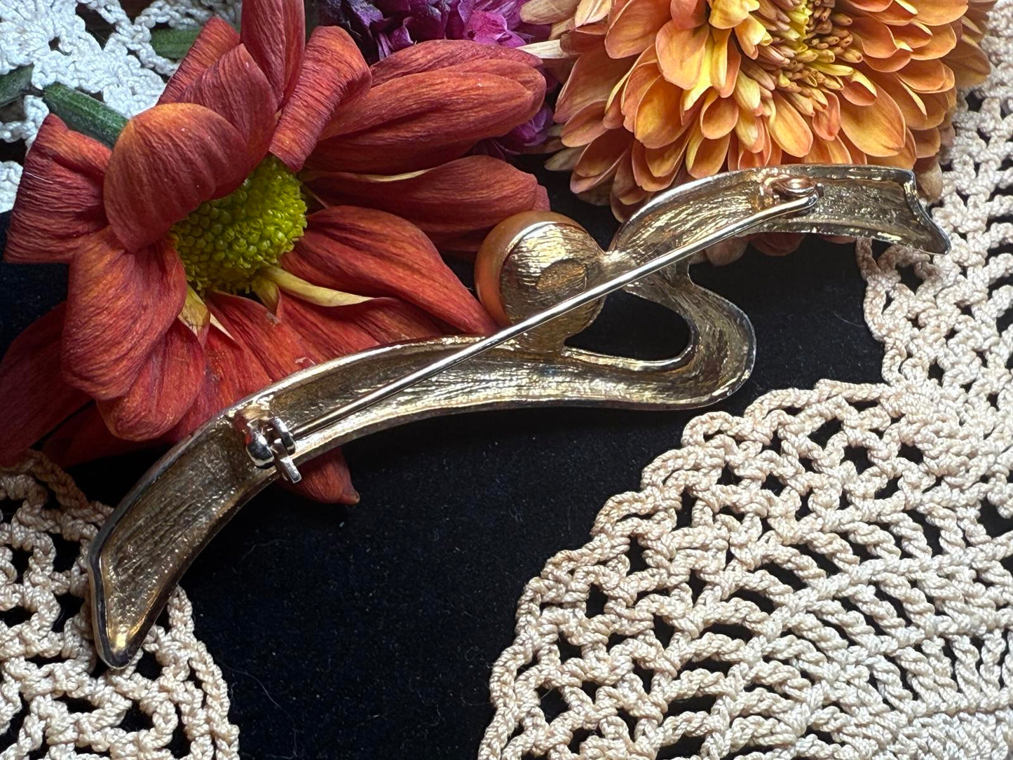 Vintage Swirl Gold Tone Pin Brooch with Faux Pearl Accent