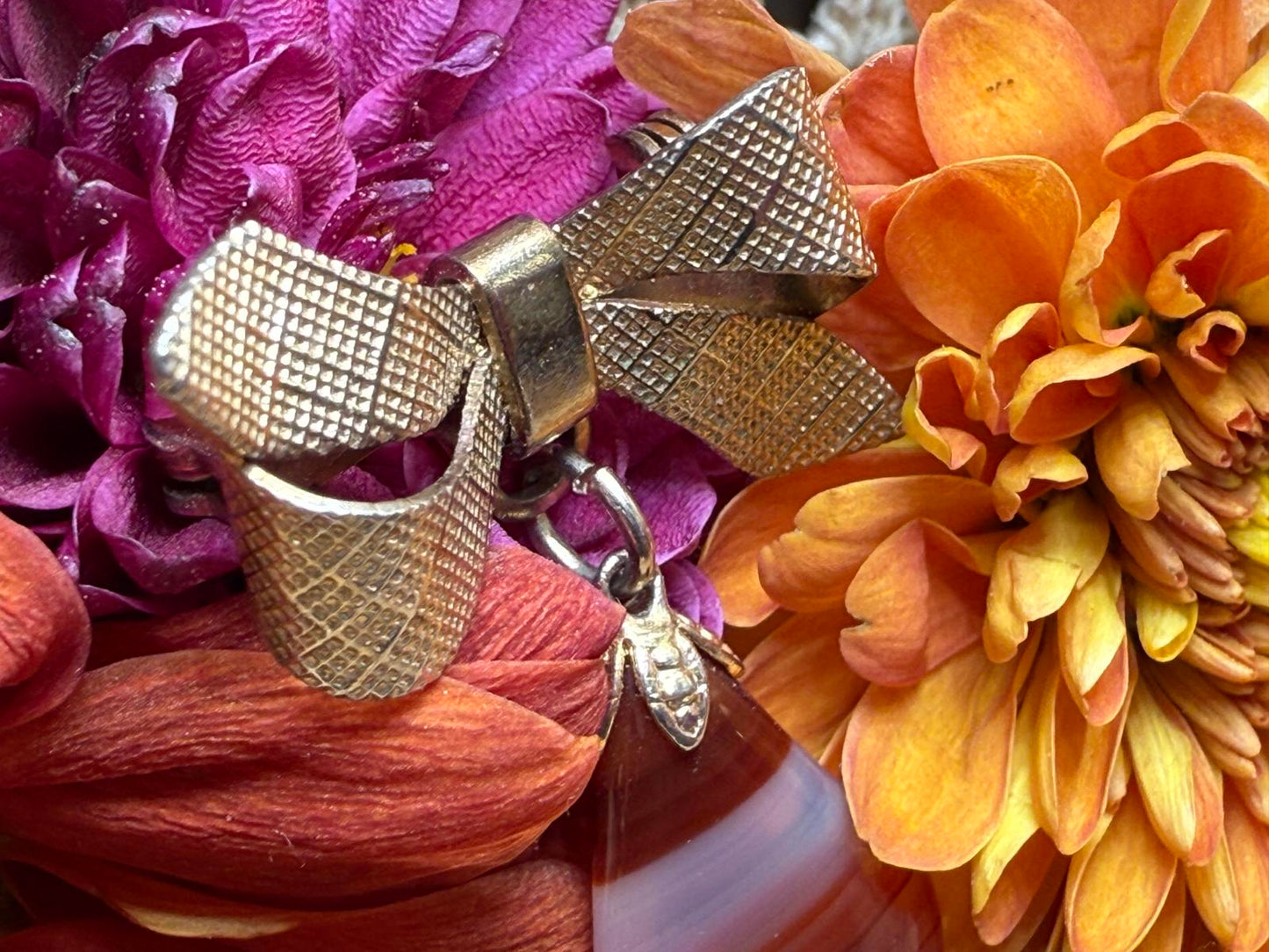 Vintage Gold tone Bow Red Banded Agate Carnelian Brooch Pin