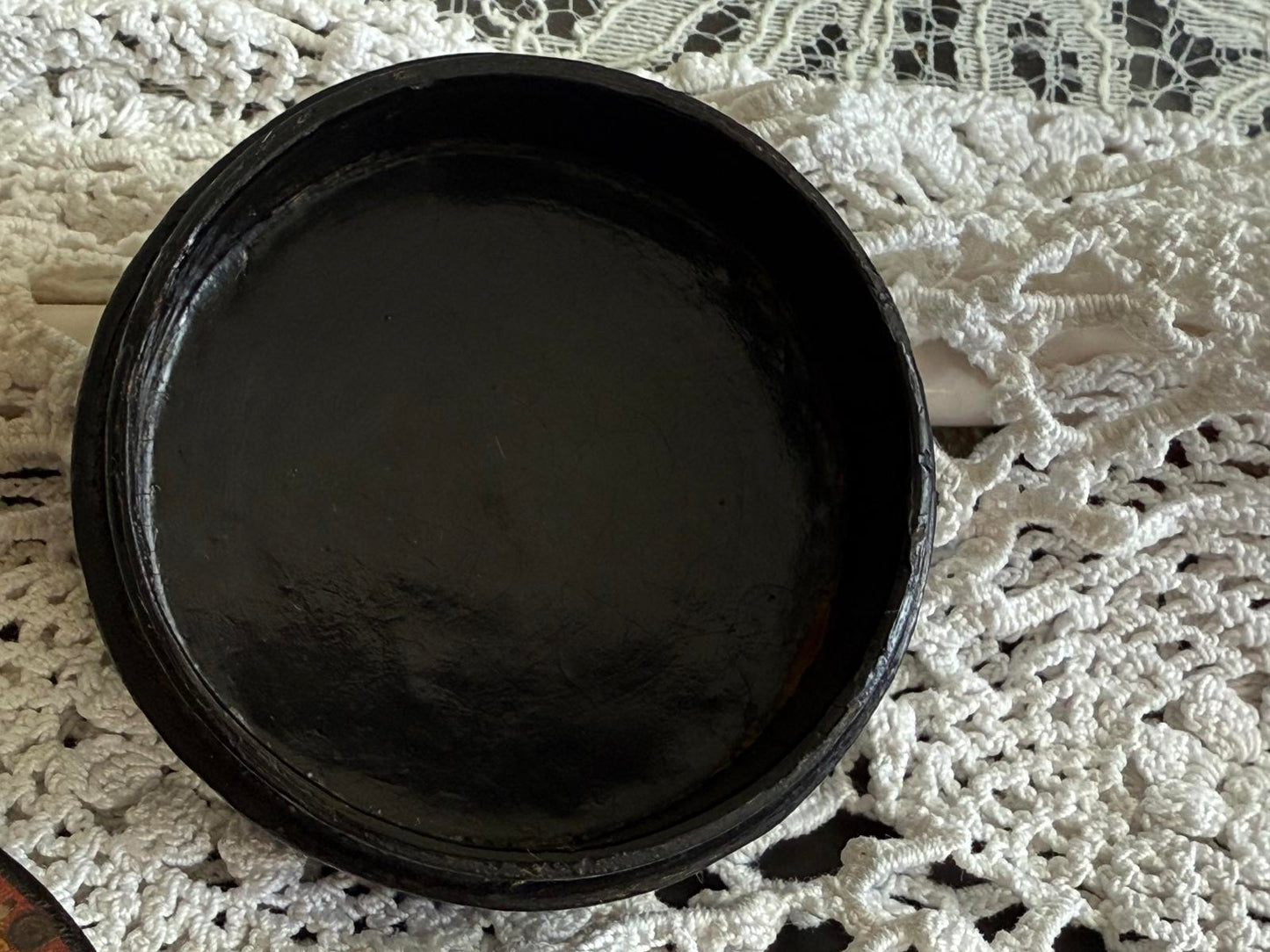 Antique Hand Painted Lacquer Snuff Box, Papier-mâché early 1800's sitting woman