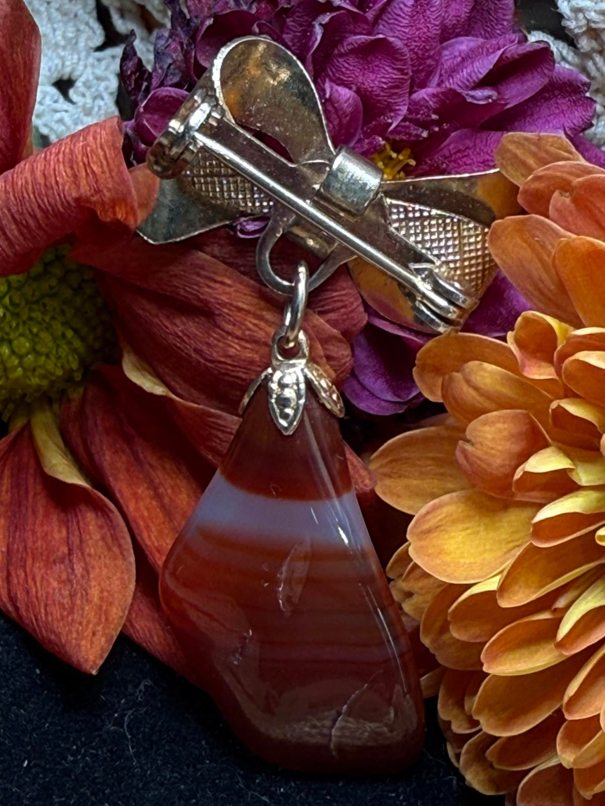 Vintage Gold tone Bow Red Banded Agate Carnelian Brooch Pin