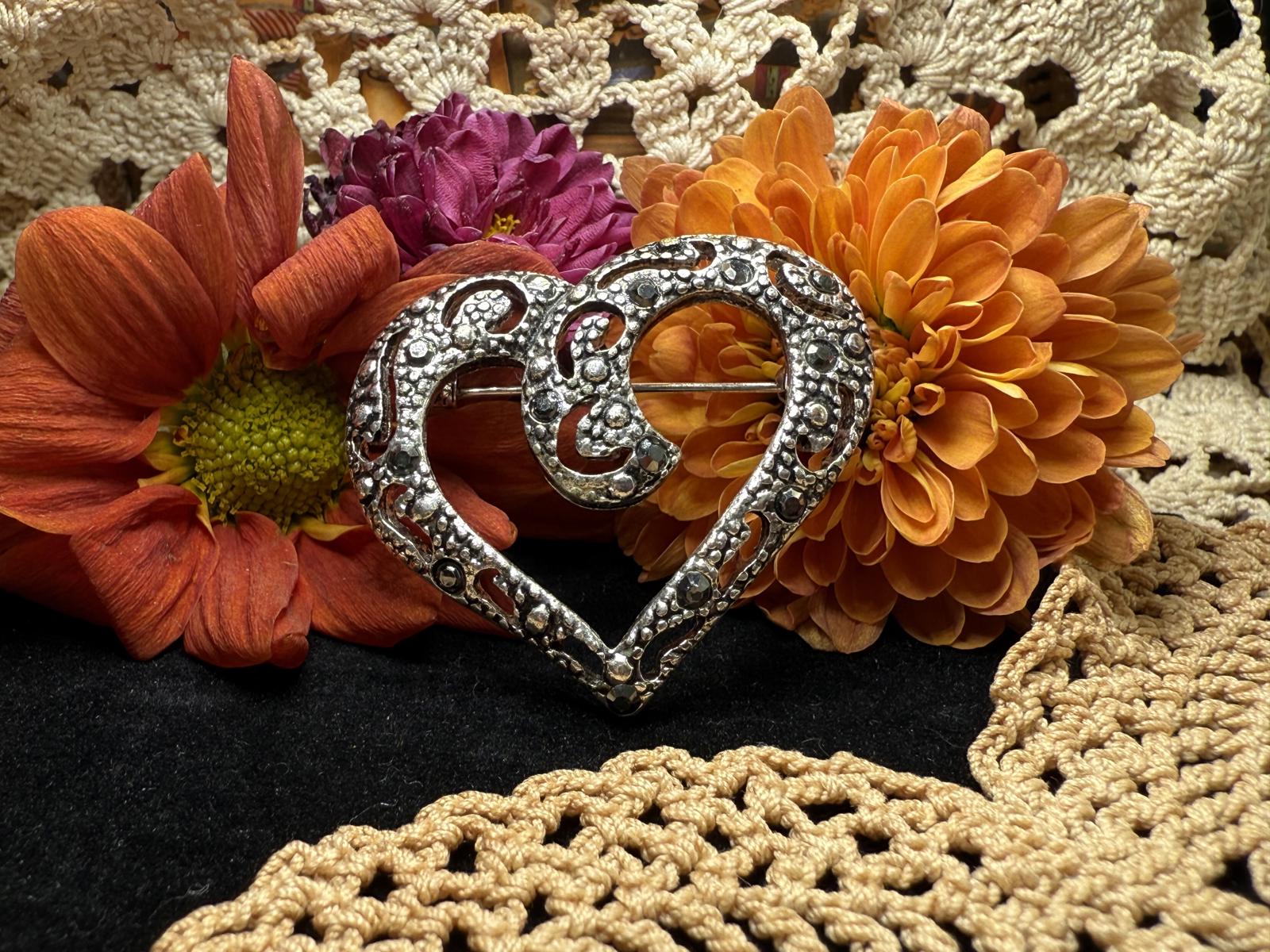 Vintage Marcasite Silver Tone artistic heart Brooch pin