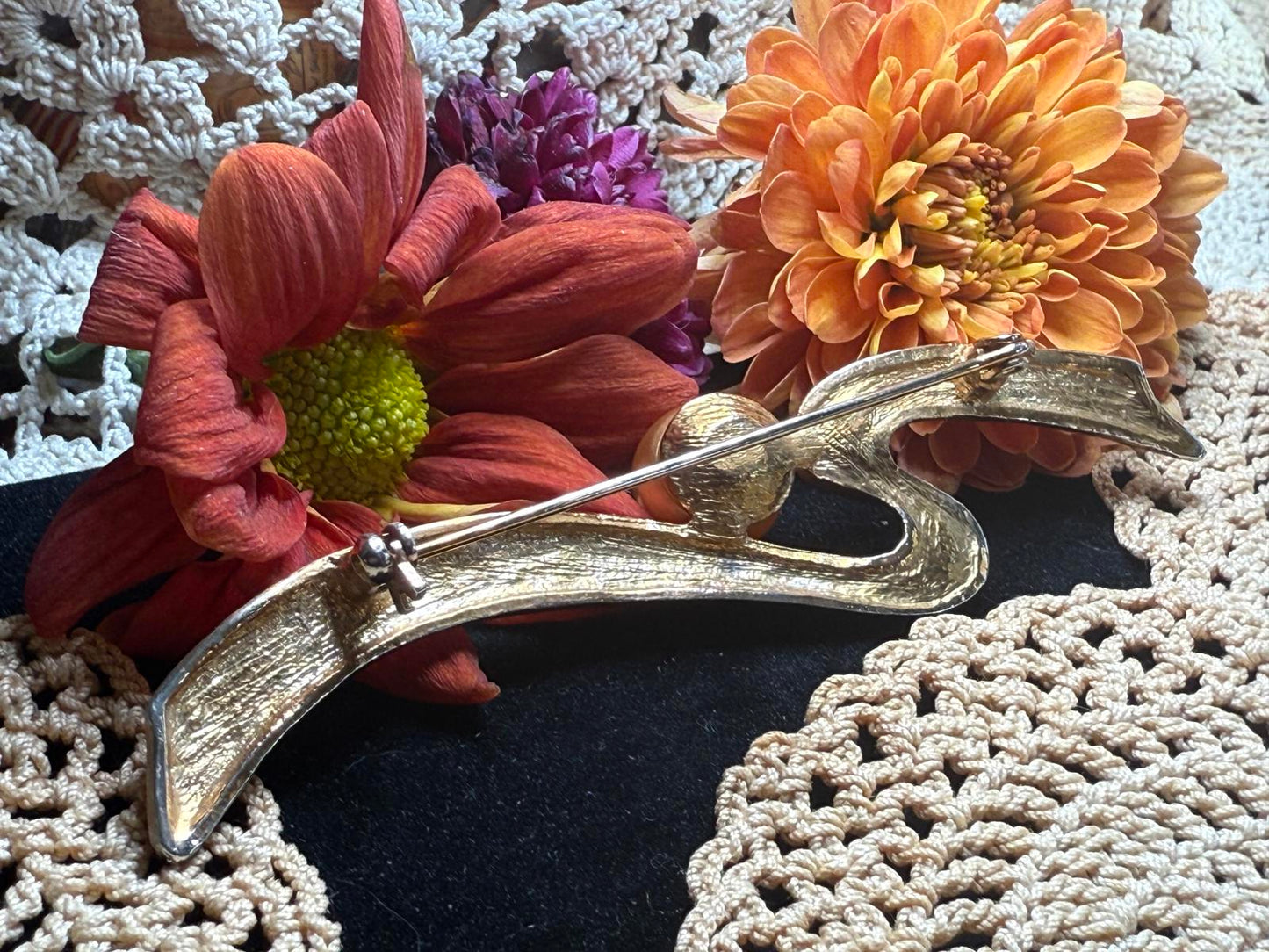 Vintage Swirl Gold Tone Pin Brooch with Faux Pearl Accent