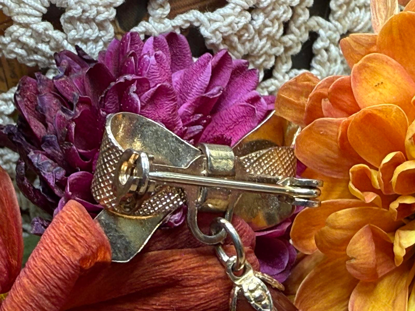 Vintage Gold tone Bow Red Banded Agate Carnelian Brooch Pin