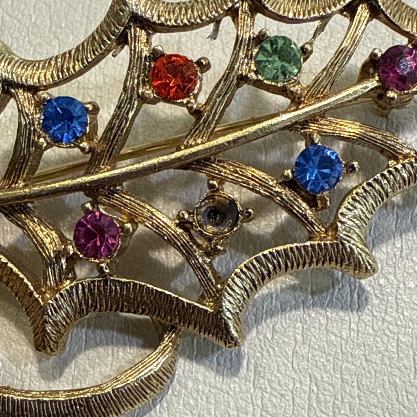 Vintage Signed BEATRIX Rhinestone HOLLY Leaf Christmas Pin/Brooch