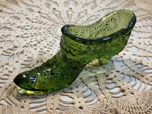 Vintage Fenton Emerald Green Daisy & Button Glass Slipper Shoe Figurine 6” Long.