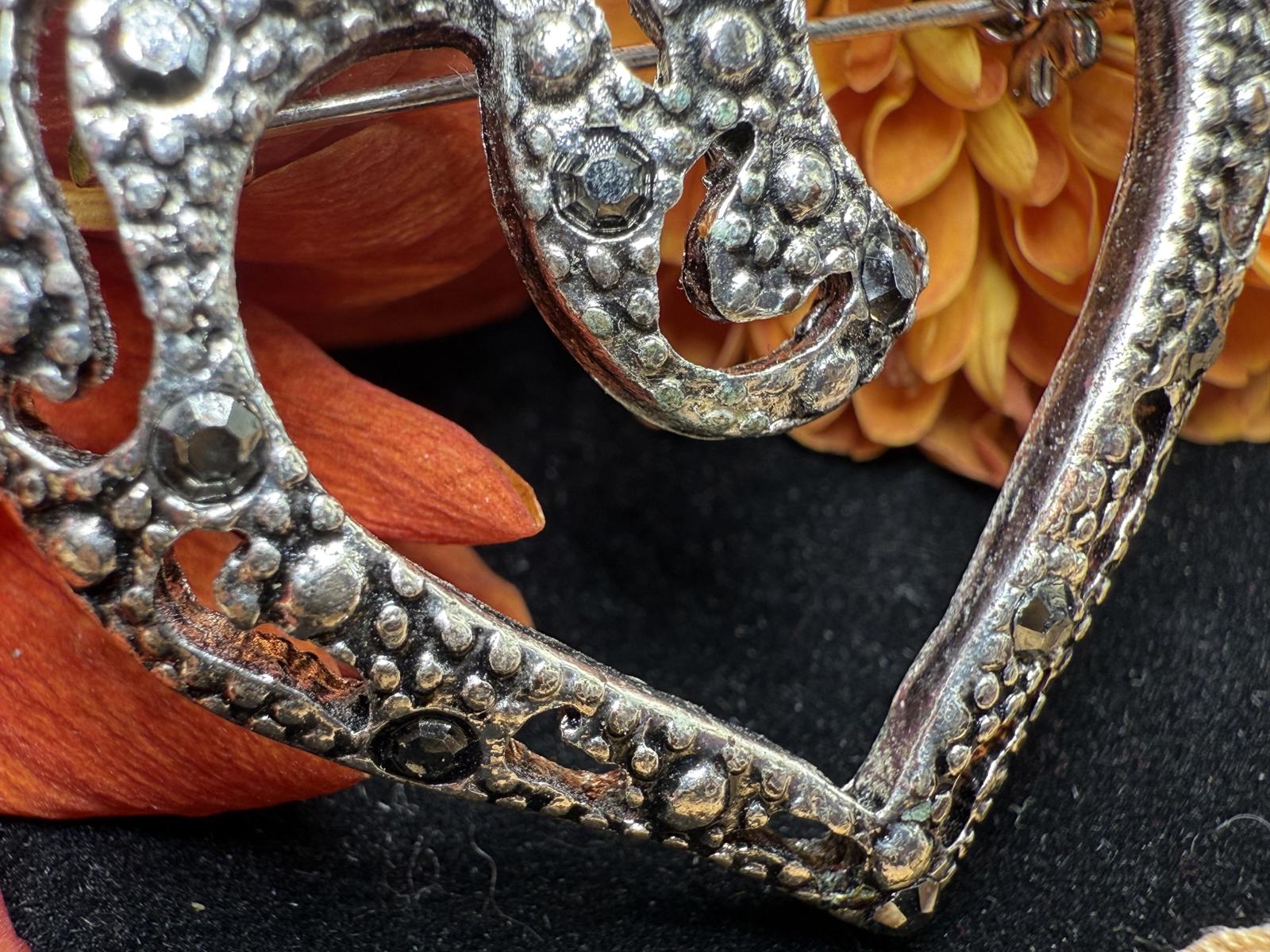 Vintage Marcasite Silver Tone artistic heart Brooch pin