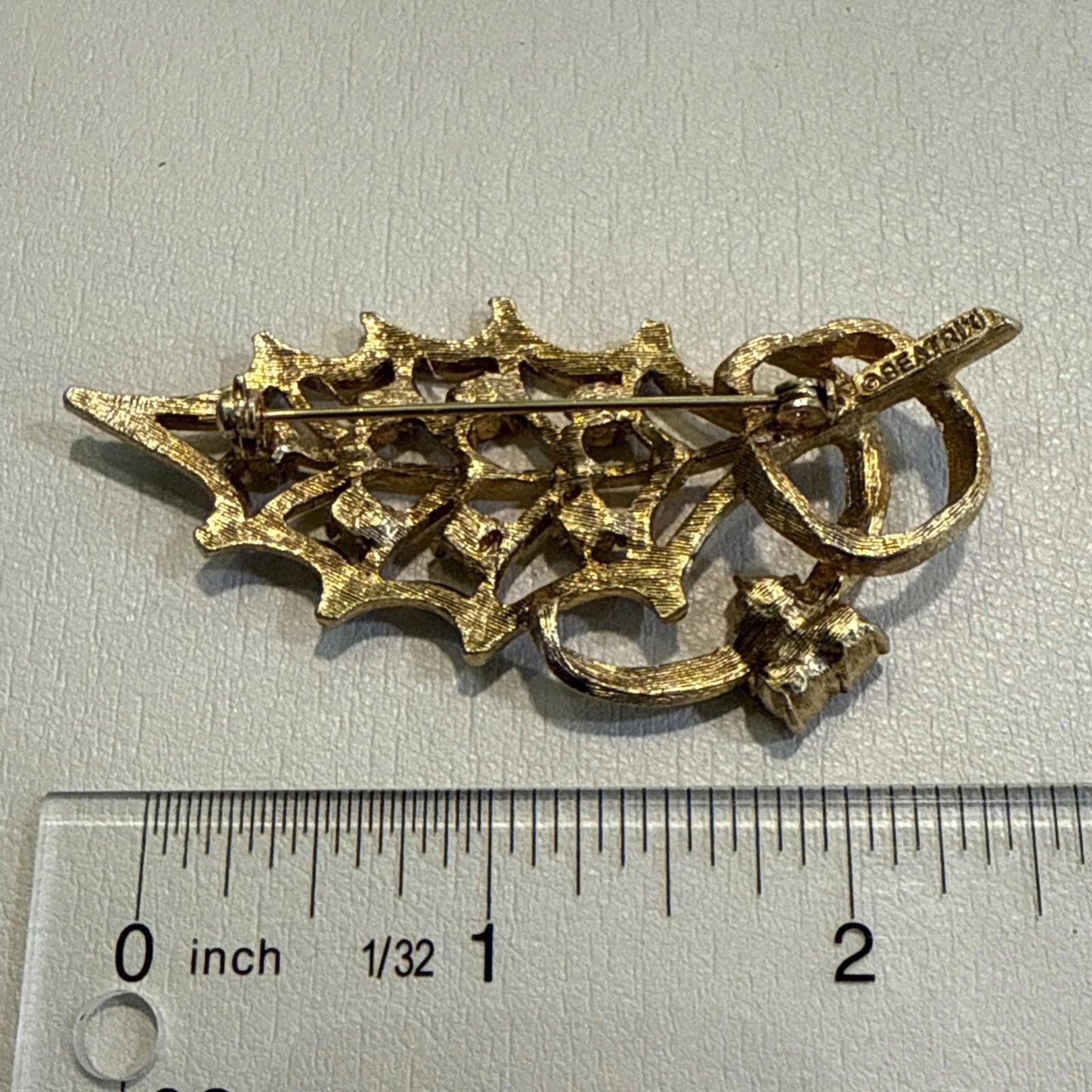 Vintage Signed BEATRIX Rhinestone HOLLY Leaf Christmas Pin/Brooch