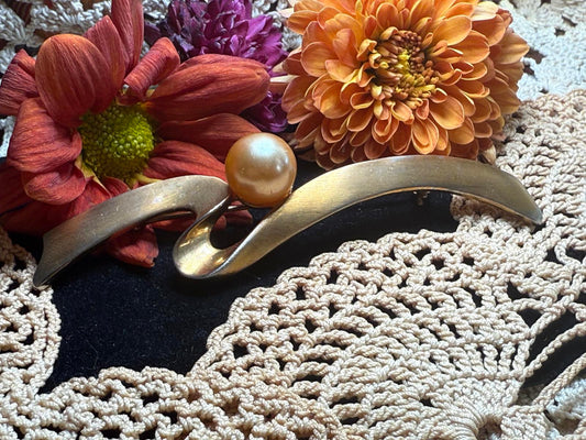 Vintage Swirl Gold Tone Pin Brooch with Faux Pearl Accent