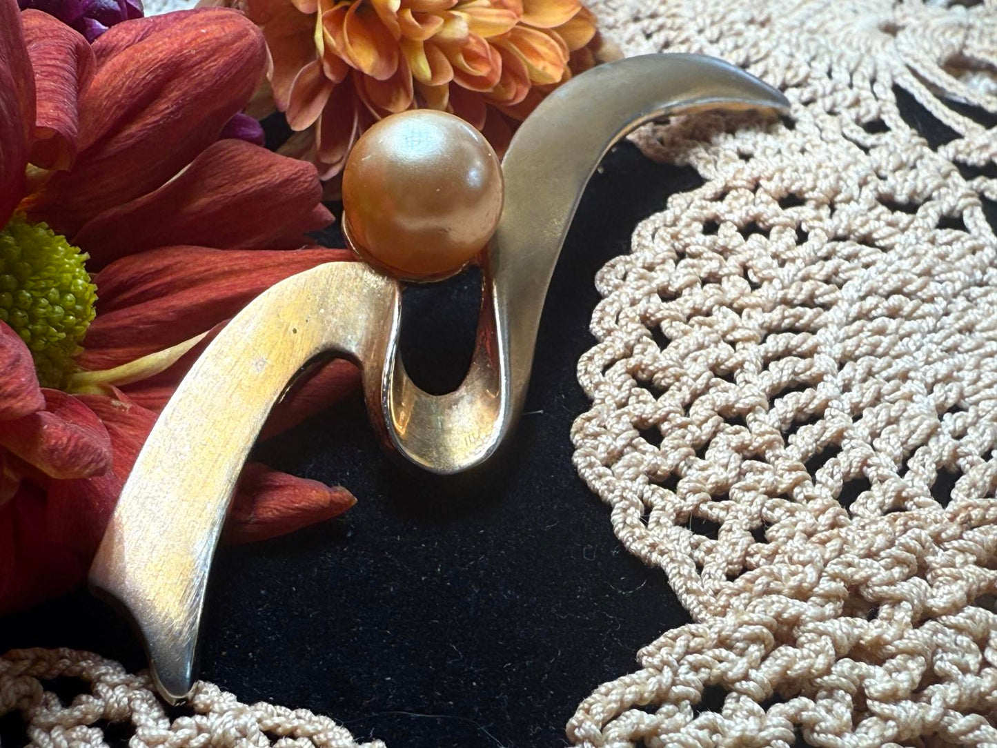 Vintage Swirl Gold Tone Pin Brooch with Faux Pearl Accent