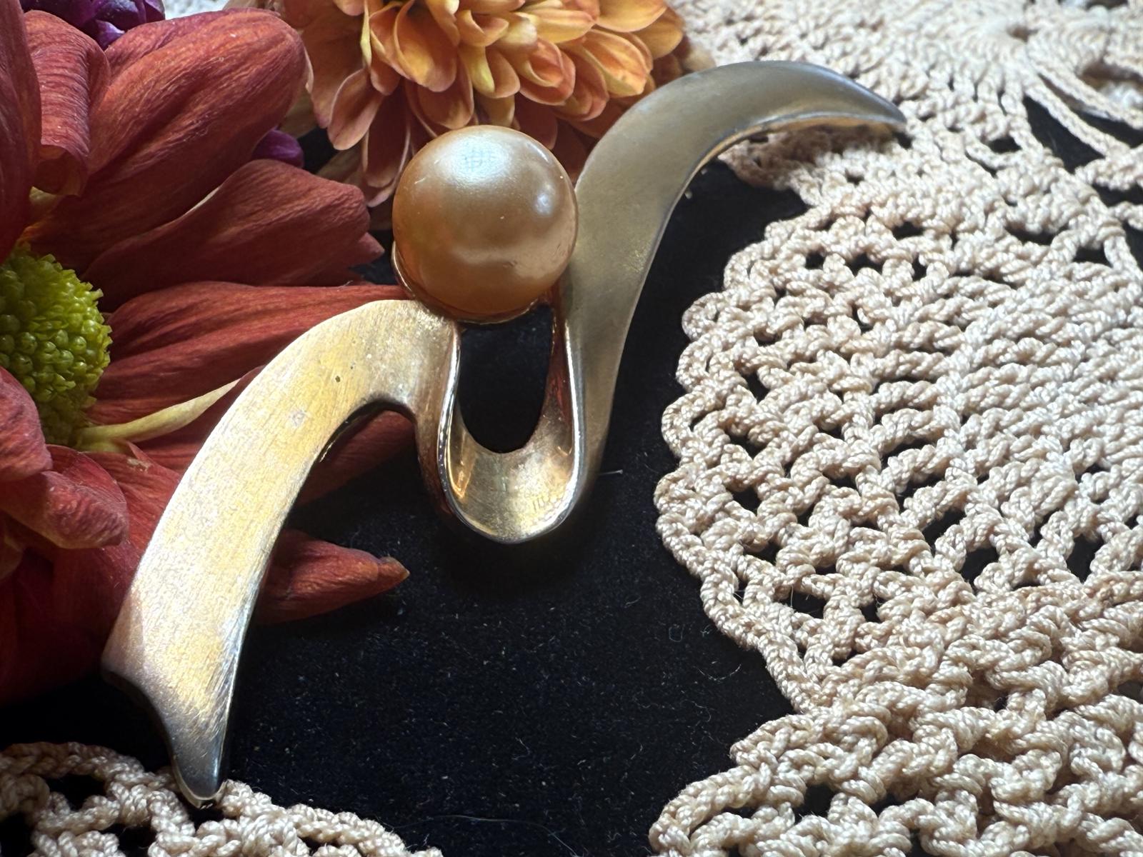 Vintage Swirl Gold Tone Pin Brooch with Faux Pearl Accent